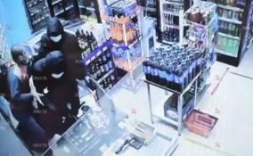 Видео: в Петербурге двое мужчин с оружием ворвались в магазин и вынесли оттуда деньги и продукты