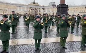 На Дворцовой площади в Петербурге военные оркестры принимают участие в репетиции ко Дню Победы