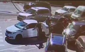Видео: после ДТП в Петербурге водители устроили на дороге разборки с разбиванием окон и тараном авто