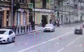 Пешеход попал под машину в центре Петербурге