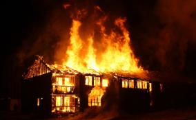 В Красном Бору сгорел частный дом и гараж