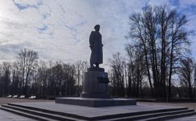 Ко Дню Победы в Петербурге моют памятники героям