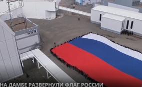 Огромный флаг России расправили накануне на Петербургской дамбе
в преддверии 9 мая