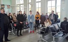 На вокзале в Волхове пассажиры спели песню «День Победы»