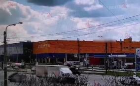 Видео: в результате ДТП с легковушкой и грузовиком в Петербурге пострадала четырёхлетняя девочка