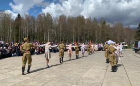 У мемориала «Разорванное кольцо» в Коккорево проходит концерт в честь празднования 77-летия Победы в Великой Отечественной войне