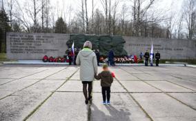 В Сосновном Бору прошло возложение цветов к мемориалу «Берег мужественных»