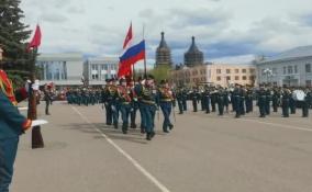 В честь Дня Победы в Луге прошло торжественное шествие войск