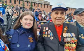 Ольга Занко поздравила ветерана с днем рождения на Параде Победы на Красной площади