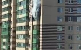 Очевидцы сняли на видео столбы дыма, идущие из горящей квартиры в Кудрово
