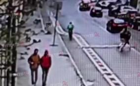 Пенсионерка попала в больницу после наезда курьера на велосипеде в Петербурге