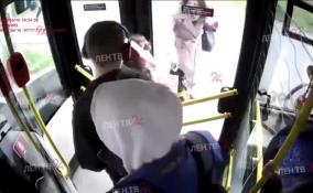 В Петербурге водитель автобуса прищемил ребенку руку дверью из-за неоплаты проезда