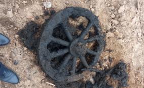Во время субботника на берегу Тихвинки нашли колесо от телеги XIX века