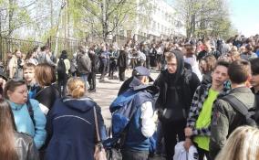 Из-за угроз минирования в Выборгском районе из школ массово эвакуируют детей