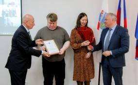 Родители тройняшек из Выборгского района получили сертификат на покупку жилья