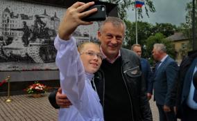 Александр Дрозденко поздравил маленьких ленинградцев с Днем защиты детей