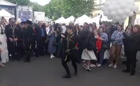В честь 350-летия Петра Великого на Исаакиевской площади провели Бал национальностей