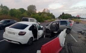 В лобовой аварии на трассе «Нарва» в Ленобласти погиб один человек, еще двое — пострадали