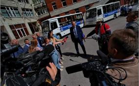 Автобусы увезли в Енакиево новую партию гуманитарной помощи – фоторепортаж ЛенТВ24