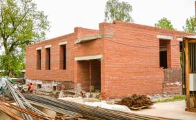 Завершается строительство первого этажа дома культуры в Тайцах
