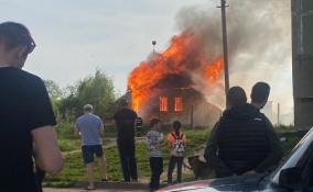 В Пикалево пожарные тушили загоревшуюся часовню