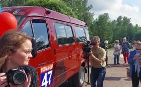 Александр Дрозденко вручил многодетной семье из Шлиссельбурга ключи от микроавтобуса