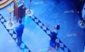 Появилось видео из церкви в Петербурге, где мужчина пытался свести счеты с жизнью