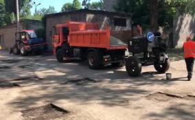 Рабочие из Ленобласти восстанавливают дорогу к больнице в подшефном Енакиево