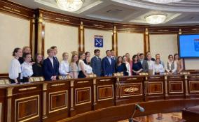 Юных жителей Ленобласти торжественно посвятили в члены «Российского Союза Молодежи»