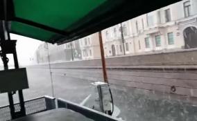 В Петербурге выпал крупный град, жители поделились фото и видео