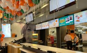 На месте бывшего «Макдоналдса» в Петербурге открылся ресторан быстрого питания «Вкусно и Точка»
