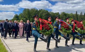 На Пискаревском мемориальном кладбище проходит День памяти и скорби