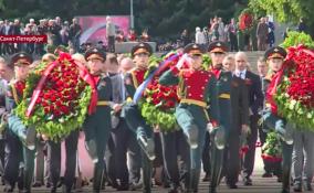 Прокурор Ленобласти Сергей Жуковский принял участие в
торжественно-траурной церемонии на Пискаревском кладбище