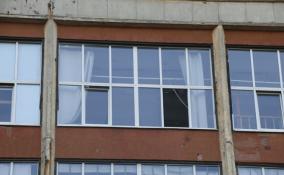 Из окна девятого этажа в Петербурге выпала девушка