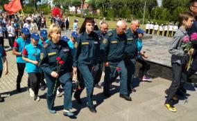 Пожарные и спасатели Ленобласти присоединились к памятным акциям в День памяти и скорби