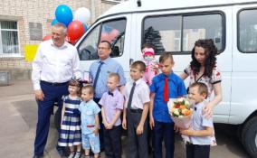 Многодетной семье из из Лодейного Поля подарили микроавтобус