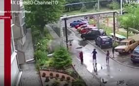 В украинском Днепропетровске пьяный местный житель из окна
квартиры бросил в детей гранату
