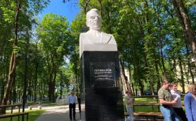 Губернатор Ленобласти Дрозденко осмотрел благоустроенный сквер имени Почивалова в Волхове
