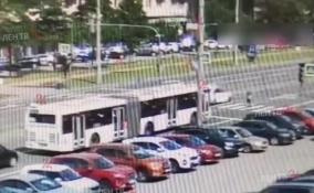 Водитель иномарки сбил женщину на "зебре" недалеко от станции метро "Проспект Ветеранов"