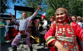 Песни, танцы, борьба и угощения: как в Энколово отпраздновали Сабантуй – в фоторепортаже ЛенТВ24