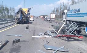 В результате столкновения двух грузовиков на трассе М-11 под Тосно погиб один человек