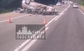 На Мурманском шоссе у деревни Дусьево произошло жуткое ДТП с перевёрнутой легковушкой
