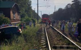 В Ломоносовском районе поезд врезался в иномарку