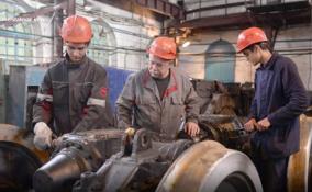 На Енакиевском металлургическом заводе специалисты ремонтируют
тепловозы