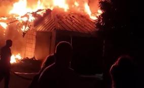 В садоводстве Всеволожского района 12 пожарных тушили полыхающие баню, гараж и дом
