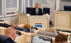 Александр Дрозденко выступил перед депутатами ЗакСа Ленобласти на заключительном заседании парламентского года