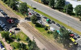 Автобус с пассажирами врезался в грузовик на Выборгском шоссе в Петербурге