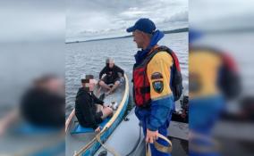В Приозерске спасатели нашли и доставили на берег Комсомольского озера двух молодых людей