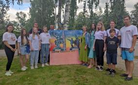 Жители Волховского района коллективно рисуют памятник «Освободители Риги»