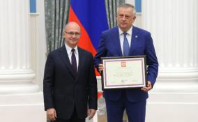 Сергей Кириенко наградил Александра Дрозденко за сохранение исторической памяти